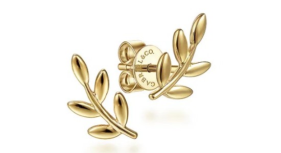 a pair of yellow gold stud earrings featuring brach motifs